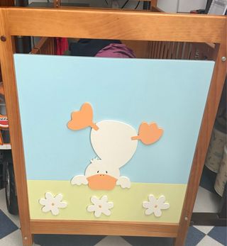 Cuna de madera con diseño de pato