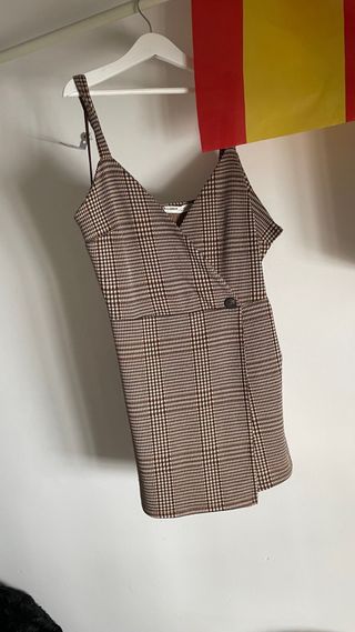 Mono de cuadros marrón