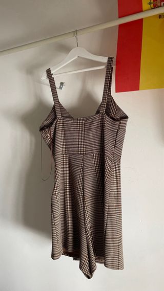 Mono de cuadros marrón