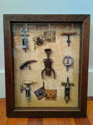 Collezione di cavatappi antichi con cornice