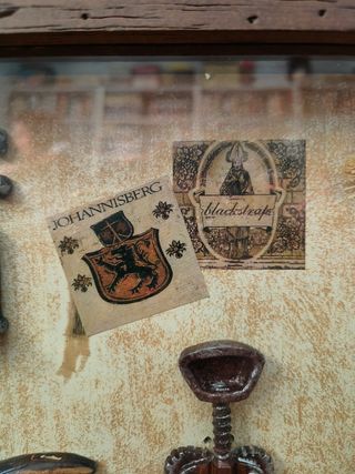 Collezione di cavatappi antichi con cornice