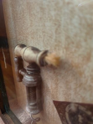 Collezione di cavatappi antichi con cornice