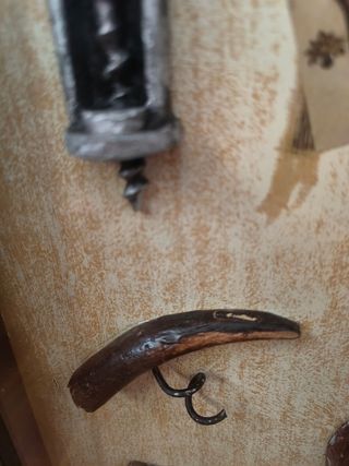 Collezione di cavatappi antichi con cornice