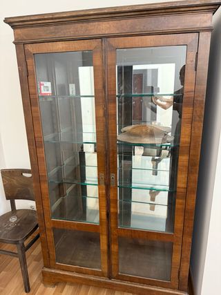 Vitrina de madera y cristal