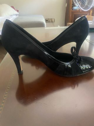 Zapatos de tacón charol y ante negros