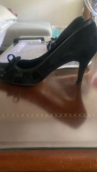 Zapatos de tacón charol y ante negros