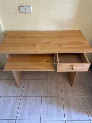 Escritorio de madera color pino