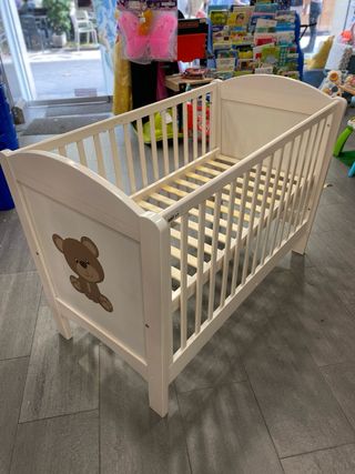 Cuna de madera con osito