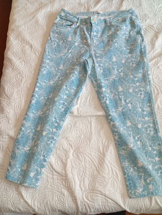 Pantalón vaquero estampado azul y blanco