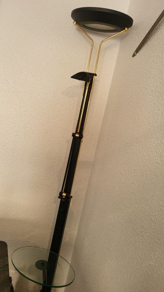Lámpara de pie moderna negra y dorada