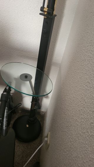 Lámpara de pie moderna negra y dorada
