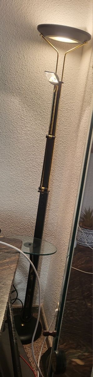 Lámpara de pie moderna negra y dorada