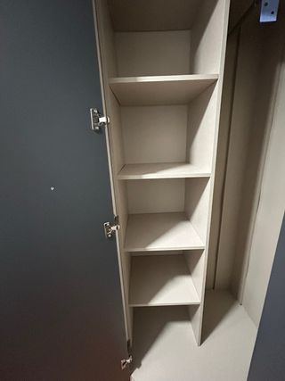 Armario de rincón con zapatero.