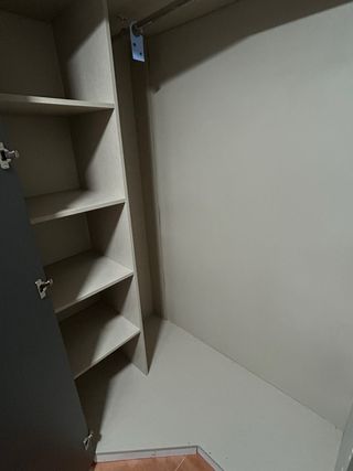 Armario de rincón con zapatero.