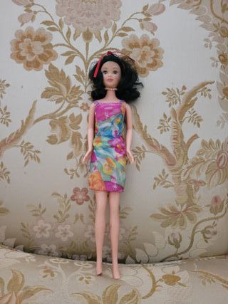 Muñeca Barbie con vestido floral