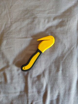 Cúter de seguridad amarillo y negro