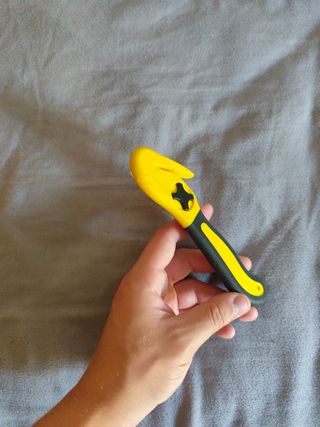 Cúter de seguridad amarillo y negro