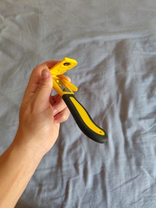 Cúter de seguridad amarillo y negro