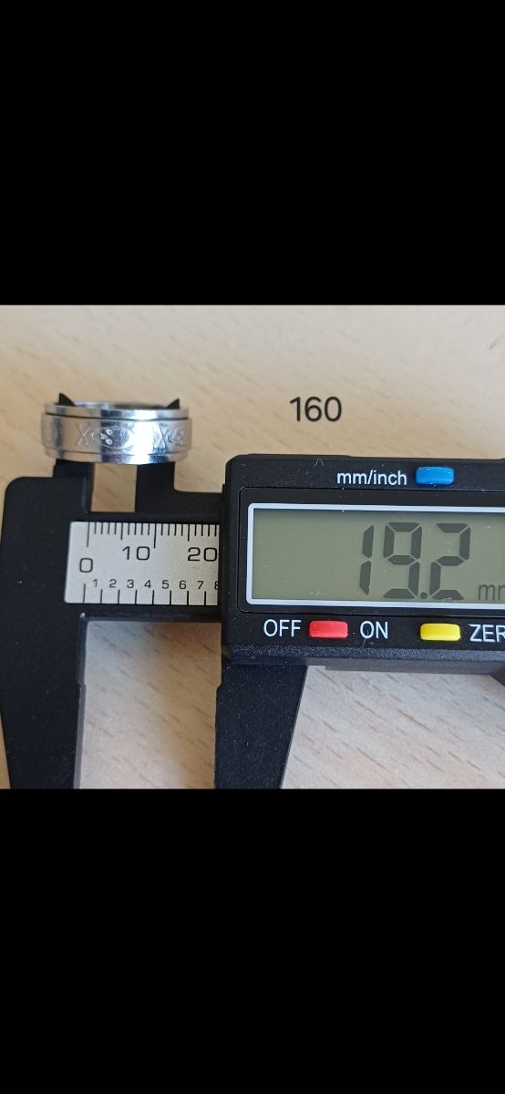 Anello in acciaio con incisioni teschio ed ossa