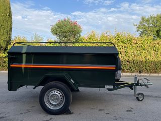 Remolque cubierto coche verde