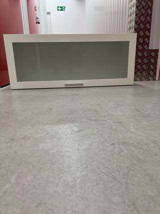 Armario colgante blanco con puerta de cristal