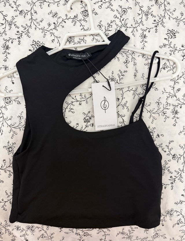Top asimétrico negro Stradivarius