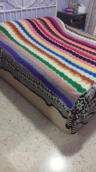 Manta tejida a mano multicolor
Cama de 90
