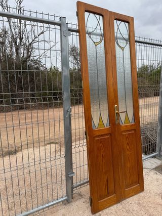 Puertas antiguas de madera con cristal