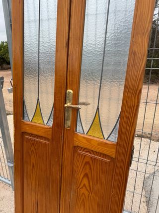Puertas antiguas de madera con cristal