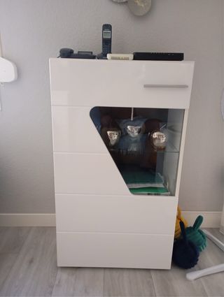 Estantería salón blanca con cristal.