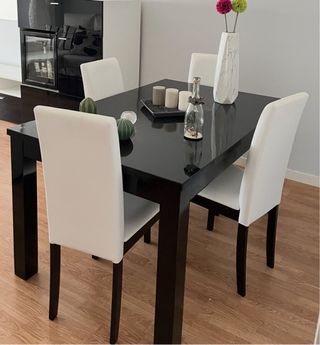Mesa de comedor y 4 sillas. 
poco uso. casi nuevo