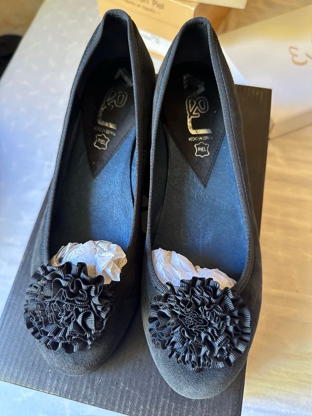 Zapatos azul marino con flor y tacón bajo