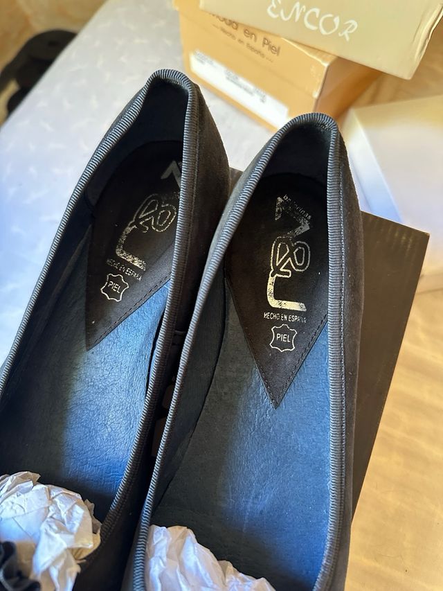 Zapatos azul marino con flor y tacón bajo