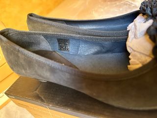 Zapatos azul marino con flor y tacón bajo