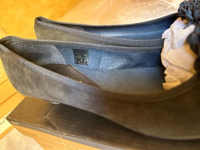 Zapatos azul marino con flor y tacón bajo