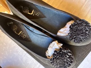 Zapatos azul marino con flor y tacón bajo