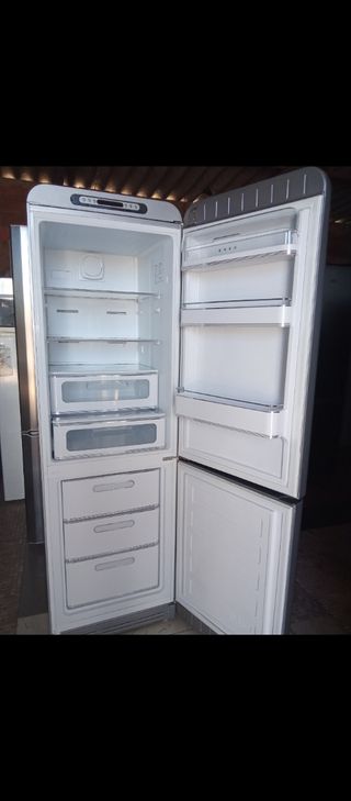 Nevera Smeg plateada