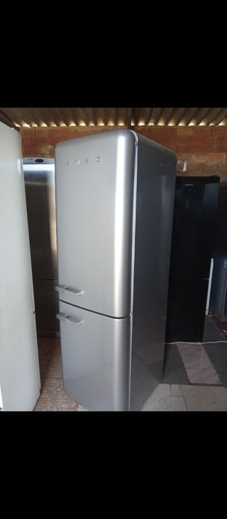Nevera Smeg plateada