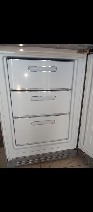 Nevera Smeg plateada