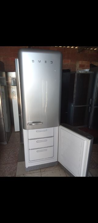 Nevera Smeg plateada
