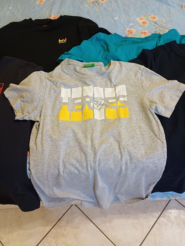 7 Magliette vari cori e marche  ragazzo taglia 12 