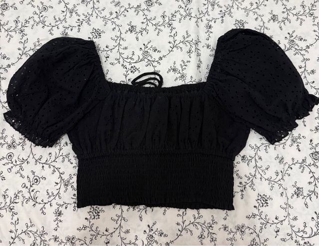 Top negro con escote cuadrado