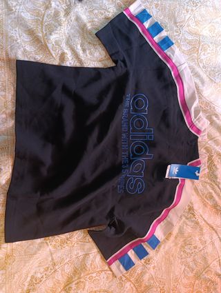 Camiseta Adidas Negra con Rayas Multicolor