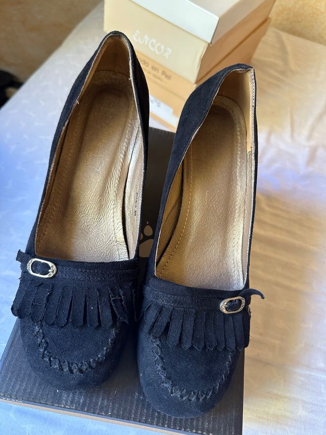 Zapatos tacón medio negros flecos y hebilla