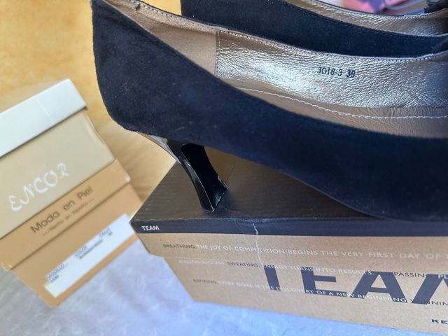 Zapatos tacón medio negros flecos y hebilla