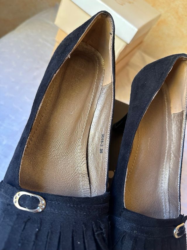 Zapatos tacón medio negros flecos y hebilla