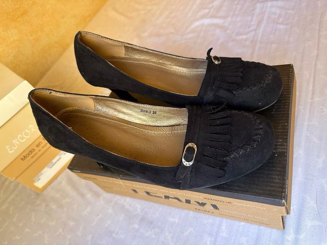 Zapatos tacón medio negros flecos y hebilla