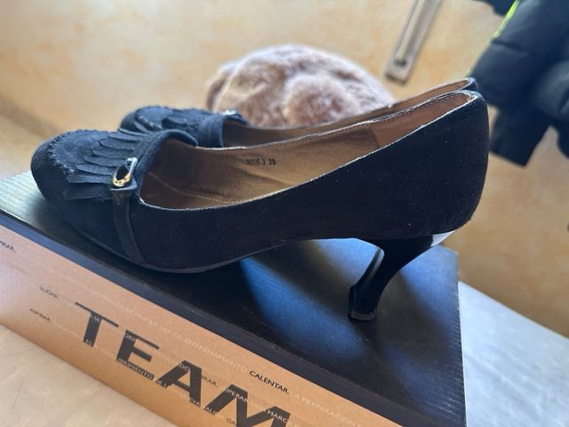 Zapatos tacón medio negros flecos y hebilla