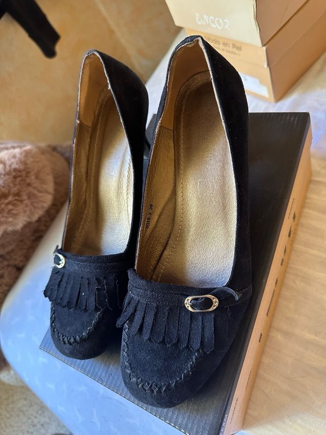 Zapatos tacón medio negros flecos y hebilla
