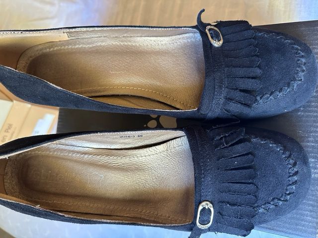 Zapatos tacón medio negros flecos y hebilla